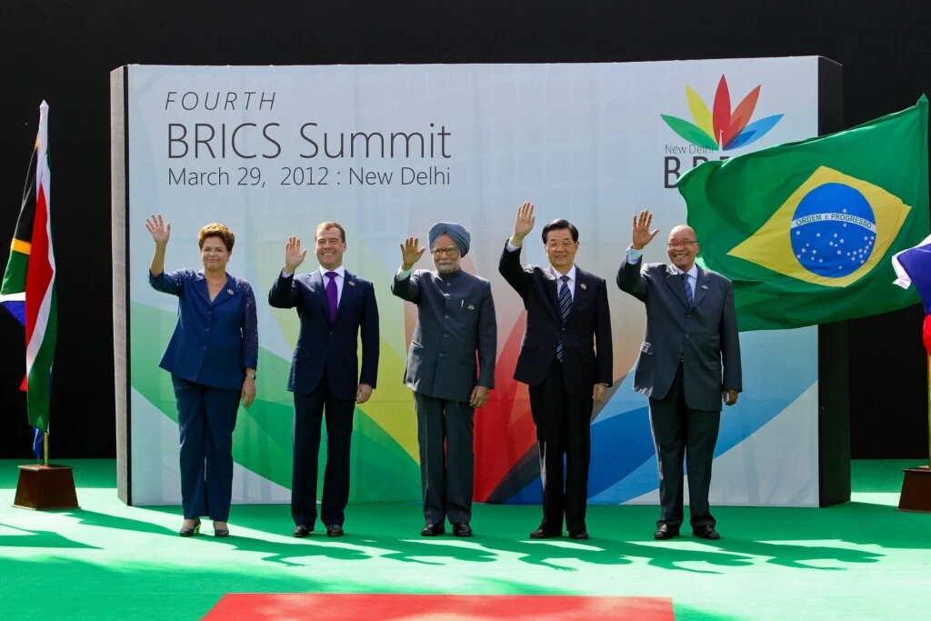 Le sommet des BRICS à New Delhi met à l&rsquo;épreuve la cohésion du bloc sur fond de conflits mondiaux et de débats énergétiques