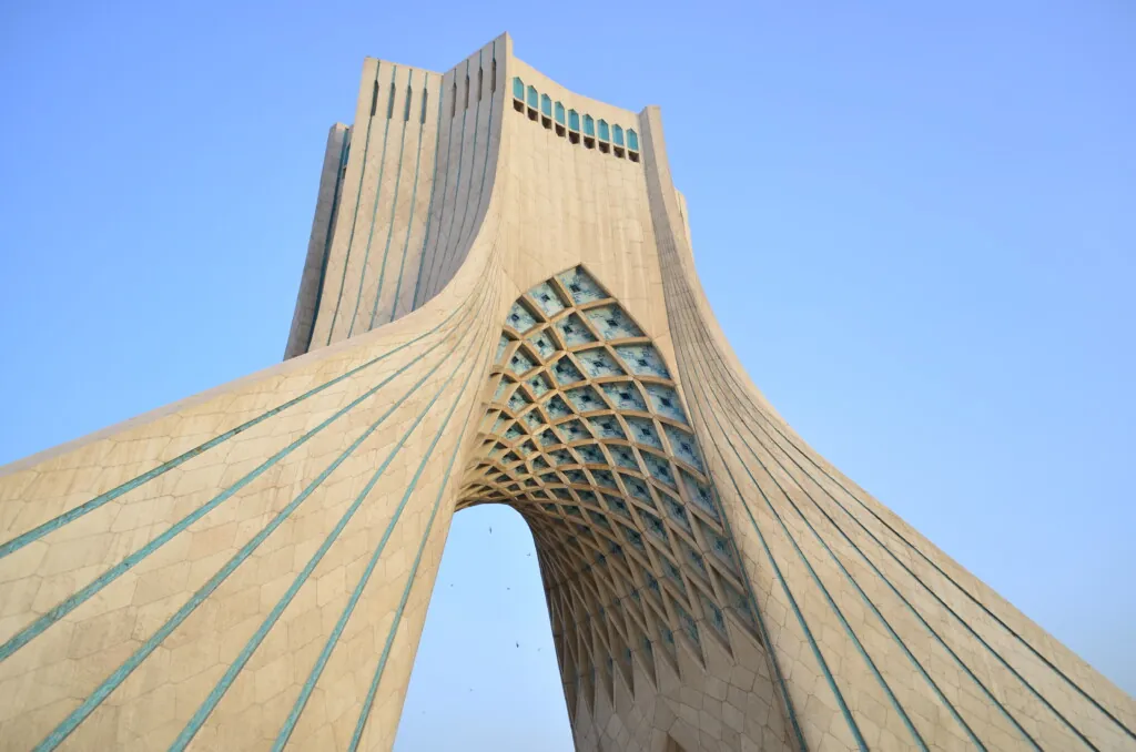 Eksplosjoner rapportert nær den iranske øya Kharg midt i økende maritime spenninger i Persiabukten